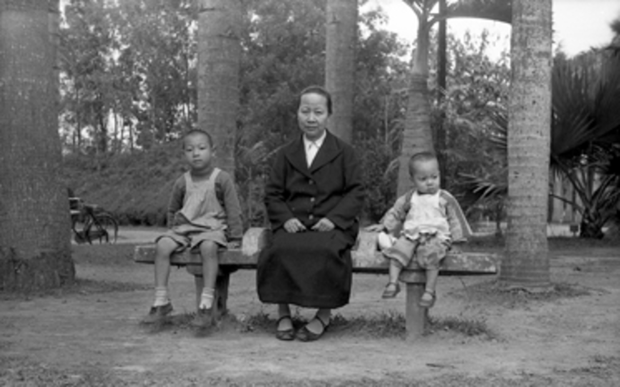 世光,祖母與世明 台北植物園1937鄧南光