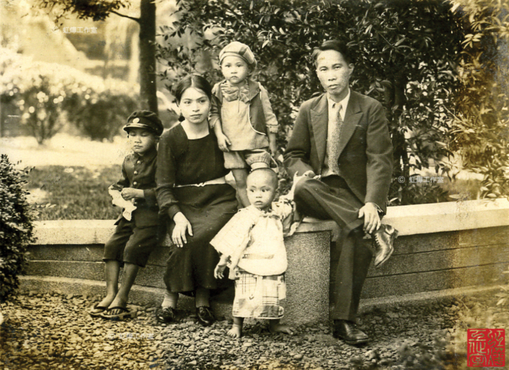 井村銅像旁一家人