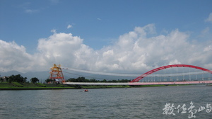 宜蘭冬山河上施工中的橋